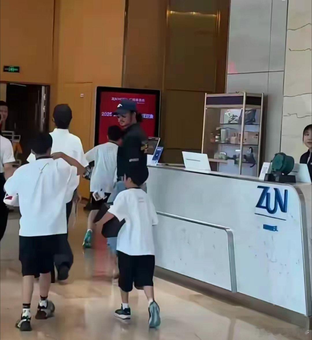 吴京和家人到广西看恐龙，11岁大儿子罕见露面，长得好像妈妈谢楠 ​​​
