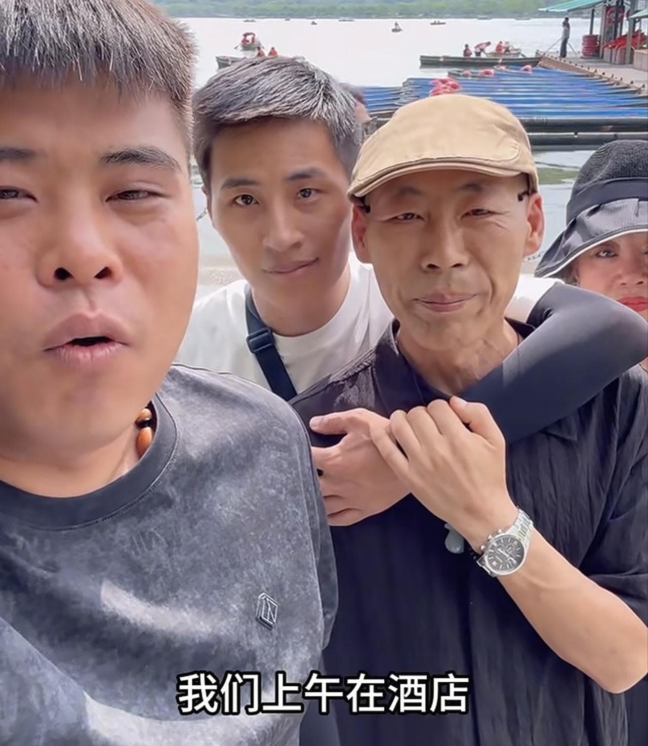 张云鹏爸爸时隔一周终于更新动态了
视频中张云鹏爸爸云鹏继母还有堂哥4人来到了杭州