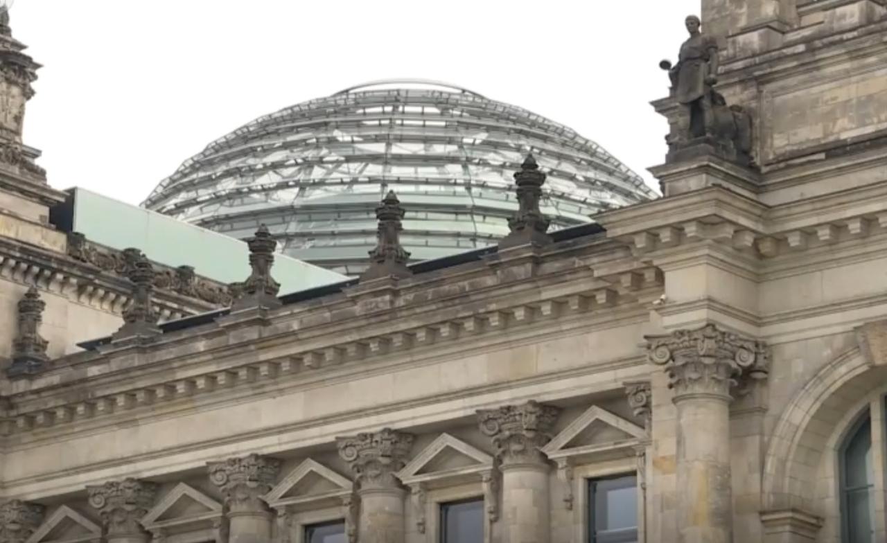 在柏林的德国联邦议会大厦，总理朔尔茨在全体会议上公开表态“欧洲不是美国的从属者”