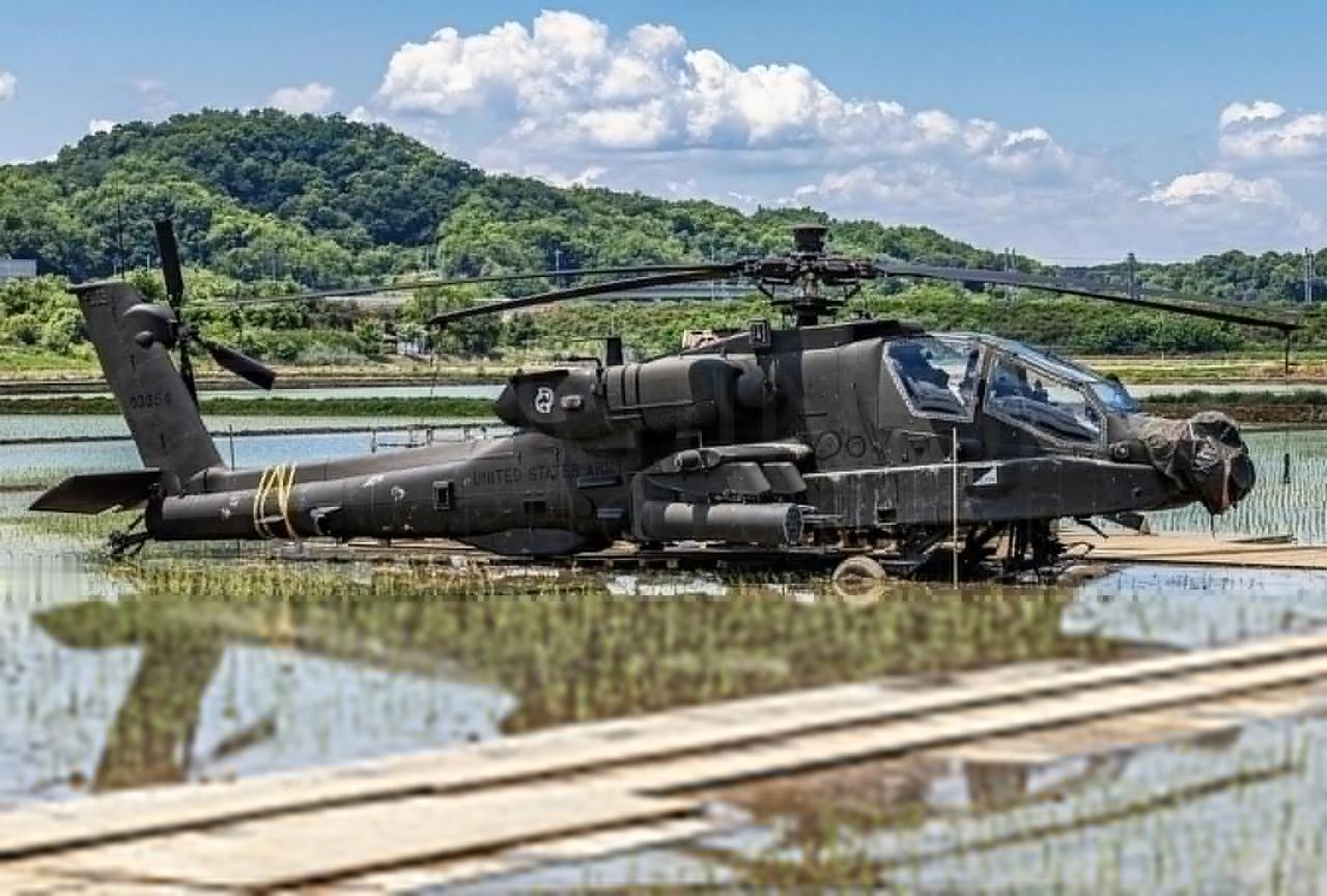 5月18日，一架美国陆军AH-64E“阿帕奇”武装直升机在韩国平泽附近的一处稻田