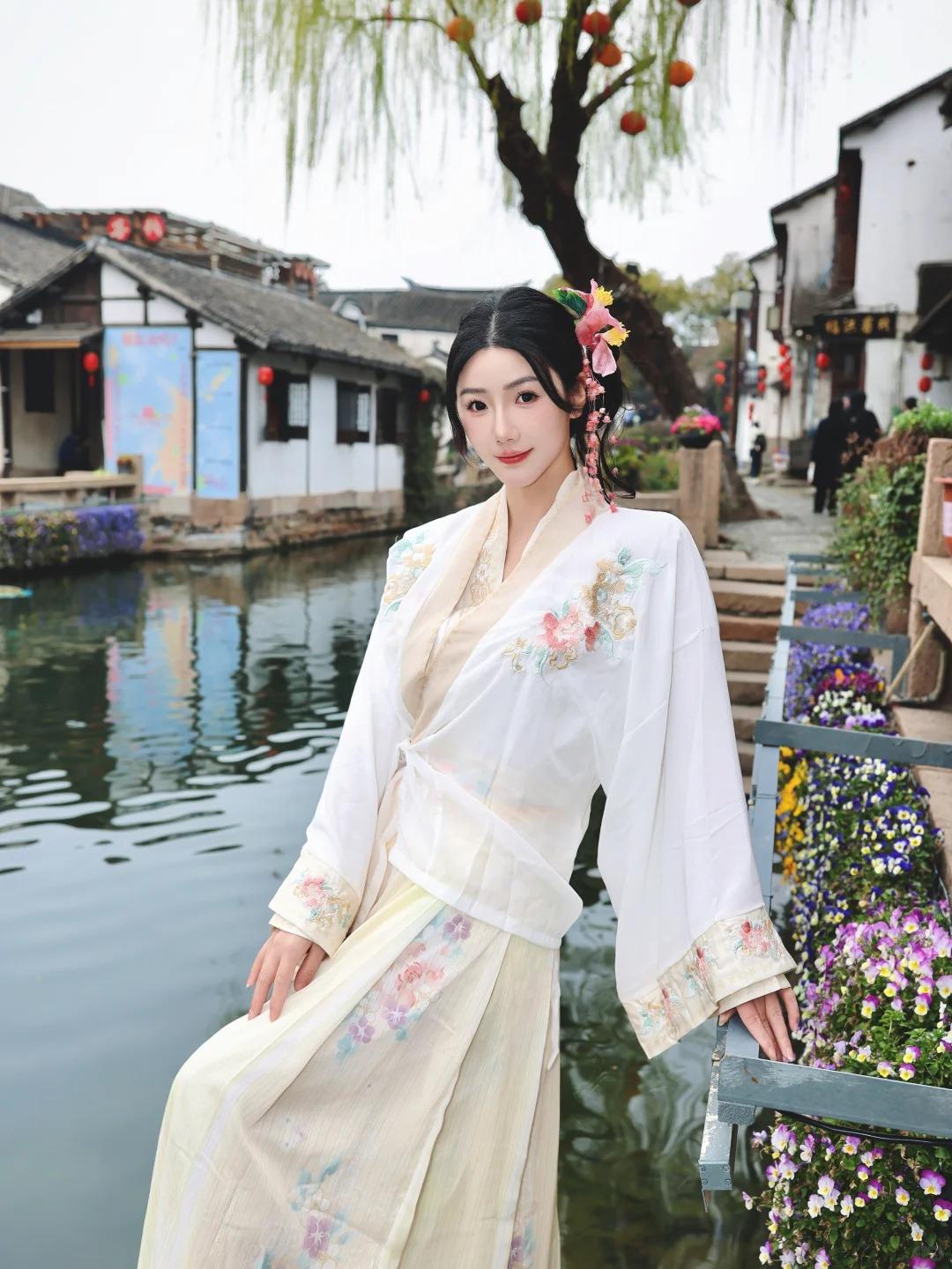 闯入周庄的水墨画里💦 周末阴天走进周庄，仿佛踏入流动的水墨丹青。船娘摇橹，水声