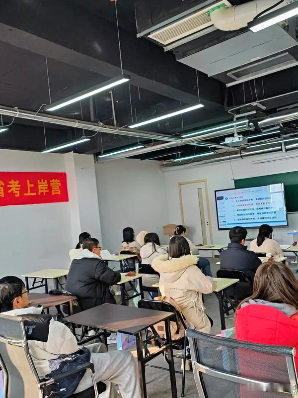 现在年轻人找工作难，好不容易找个工作，收入又不满意，大家都觉得体制内才是稳定的铁