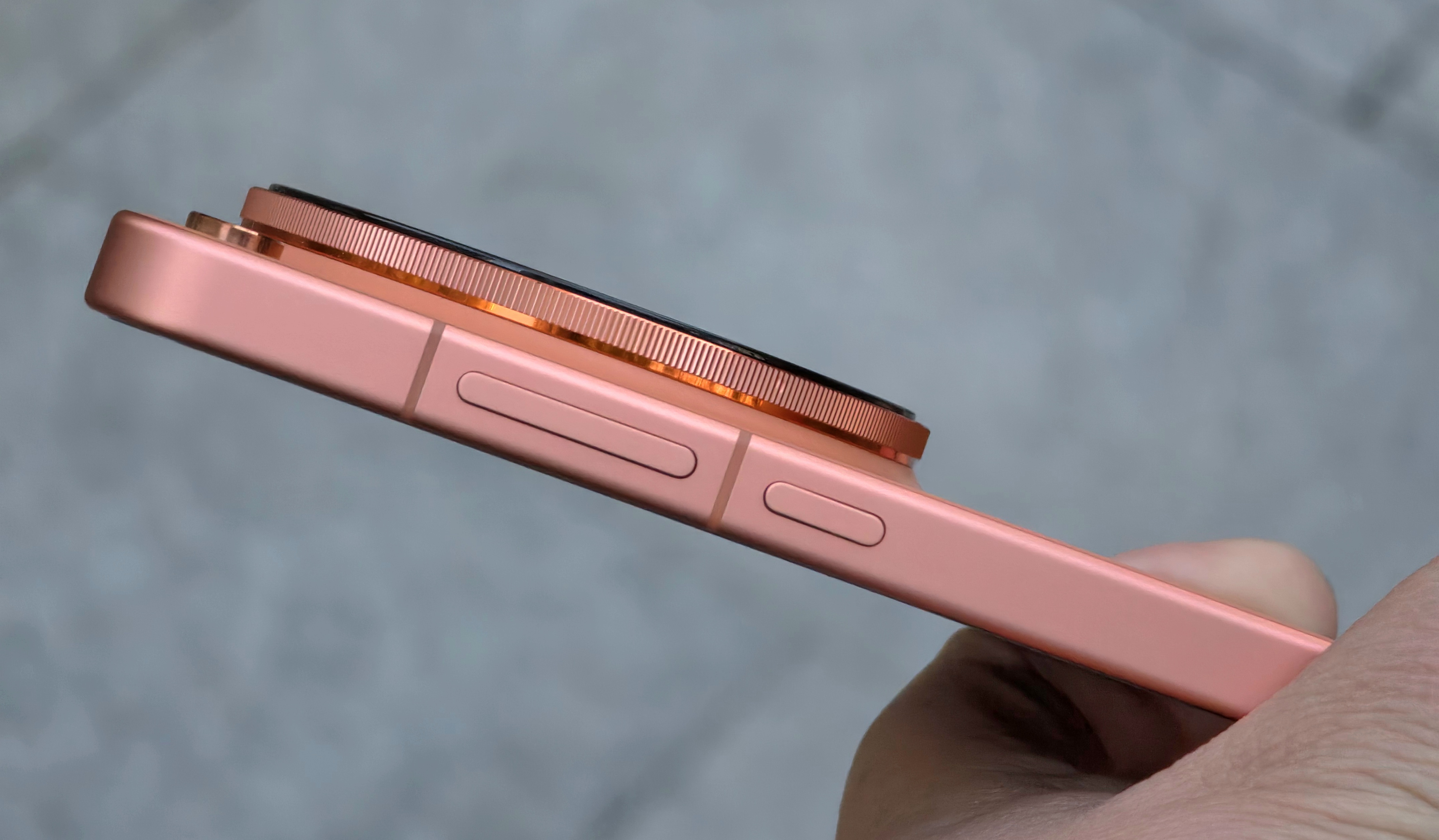 OPPO Find X9 Ultra 买橙色挺好的，质感是不错的。Deco最上面