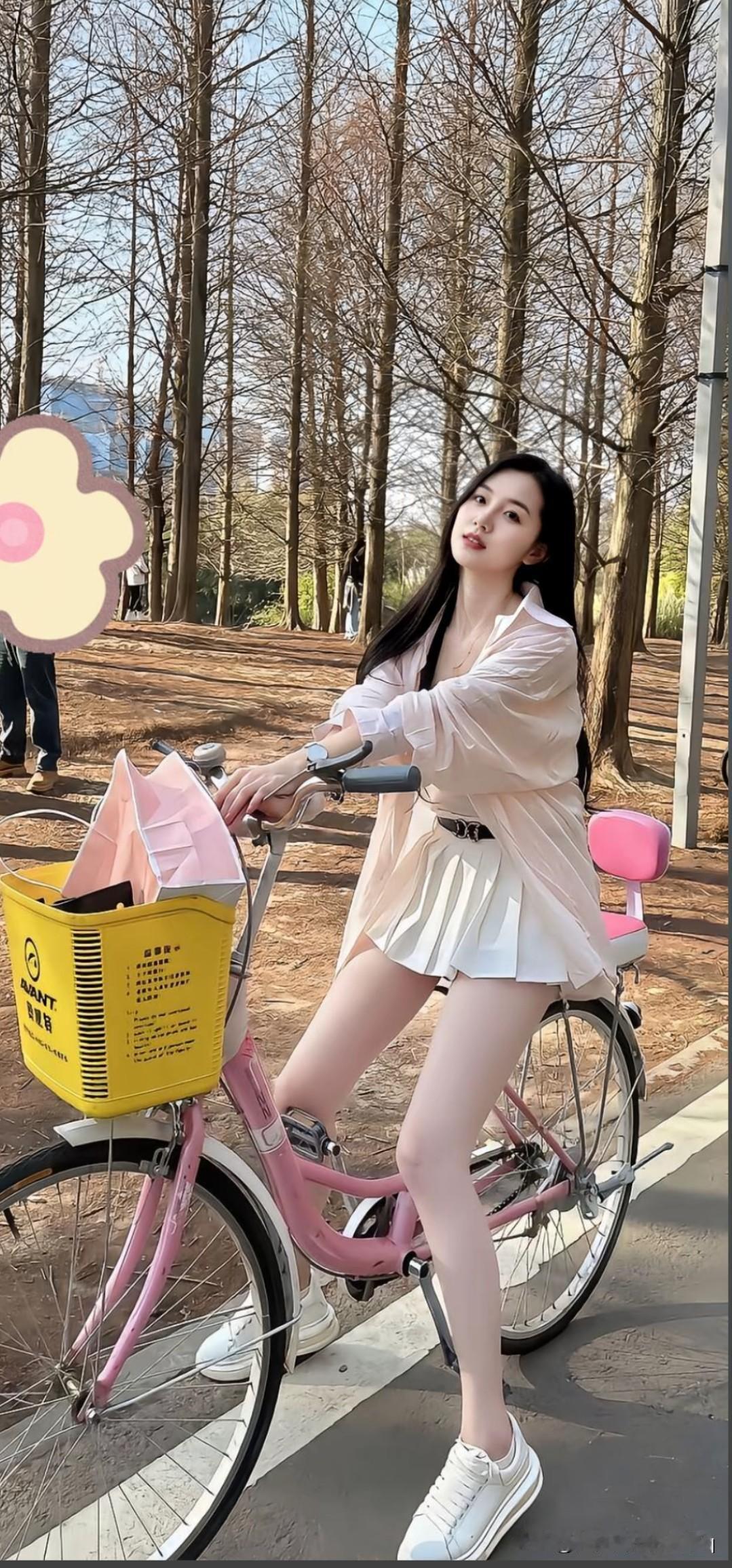 骑自行车的少女