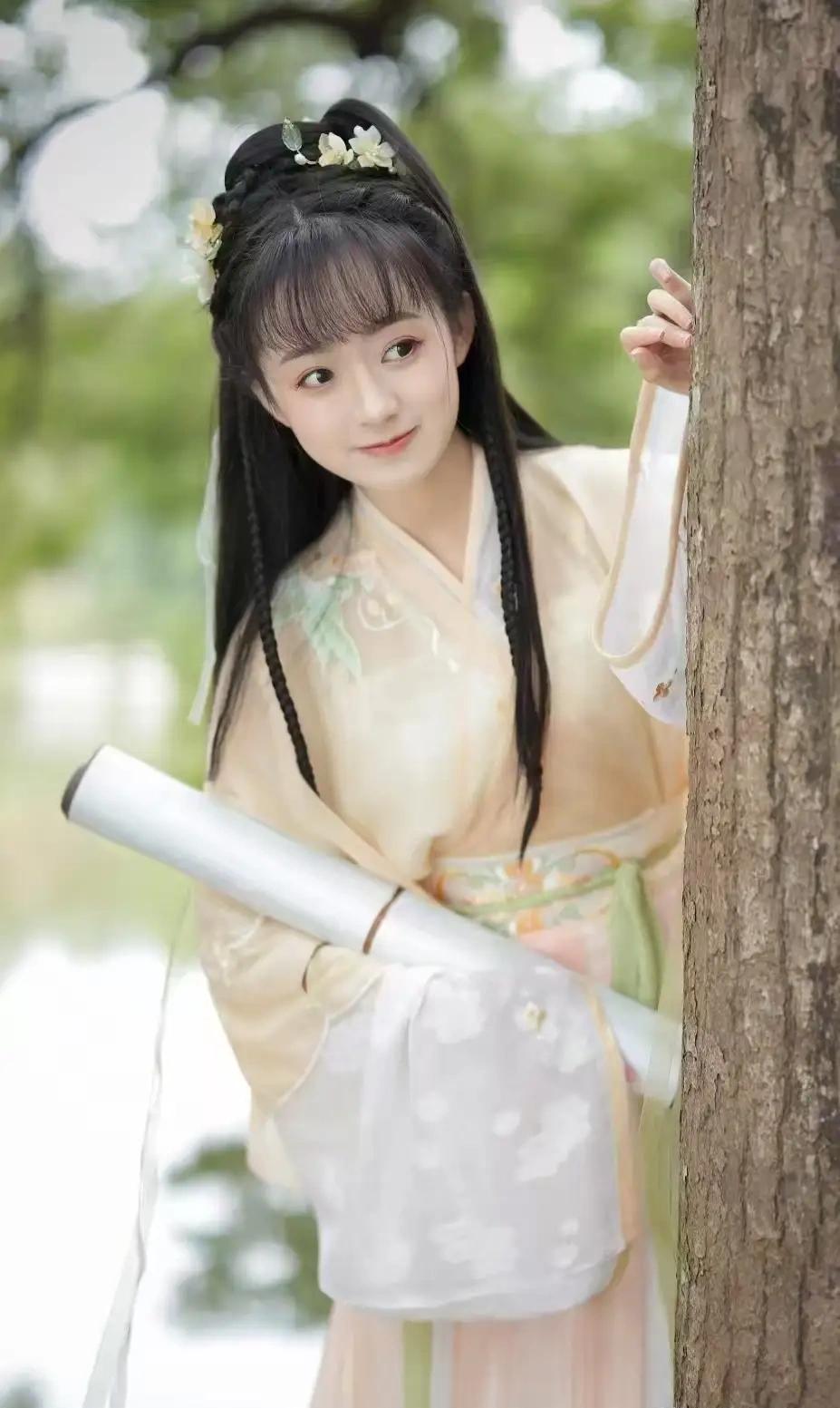 1. 古风诗意风
🌿 林间藏诗意，裙裾染清欢。
执卷轻倚树，一笑误流年。
2.