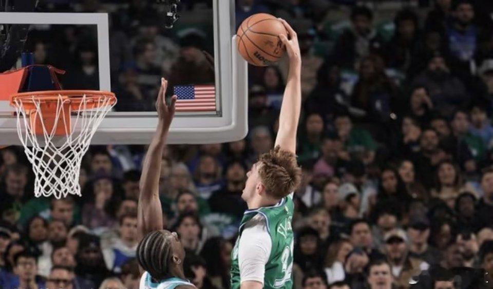 NBA常规赛独行侠主场对阵黄蜂，天才状元弗拉格打出疯狂一战，全场29投20中、三