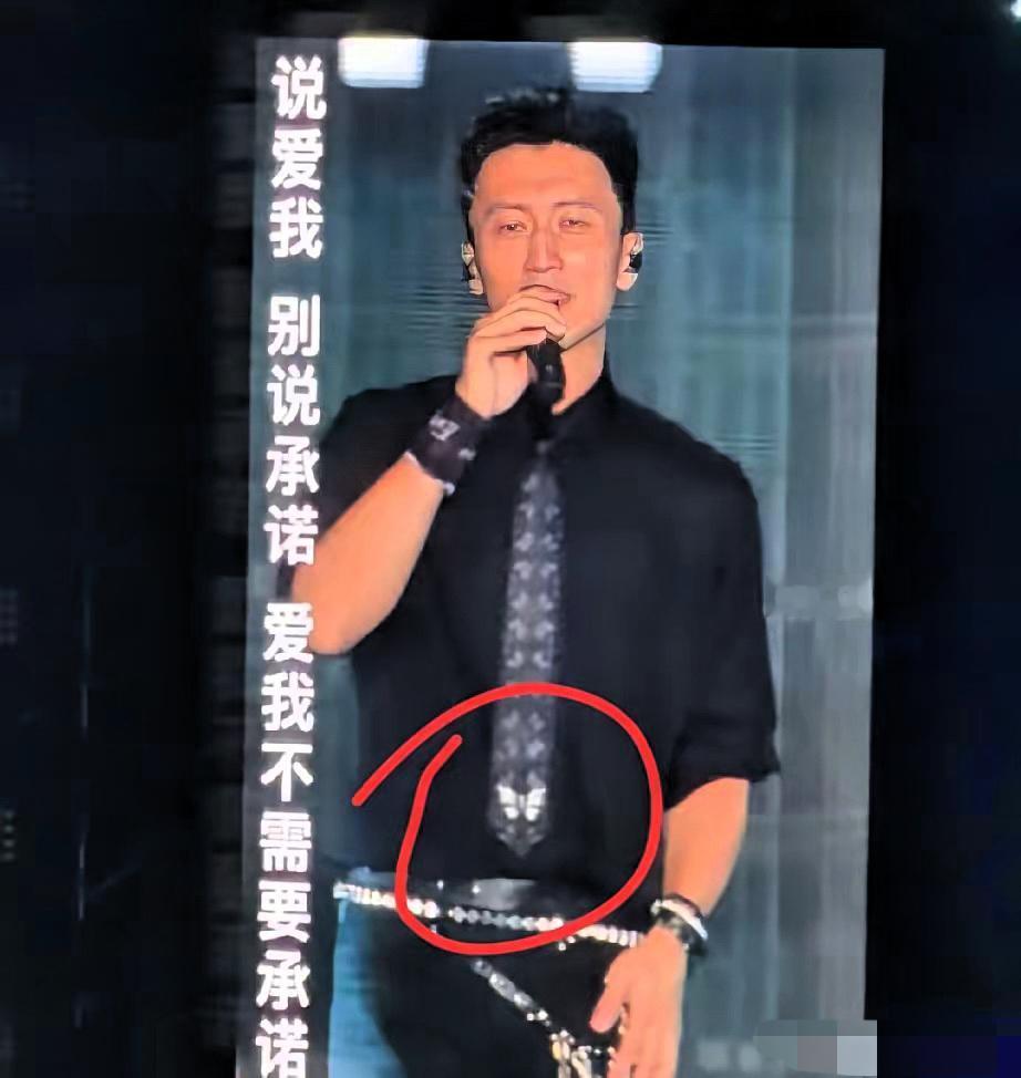 谢霆锋真的爱惨了王菲。
不确定王菲有没有在青岛演唱会现场，但是谢霆锋真的是随时随