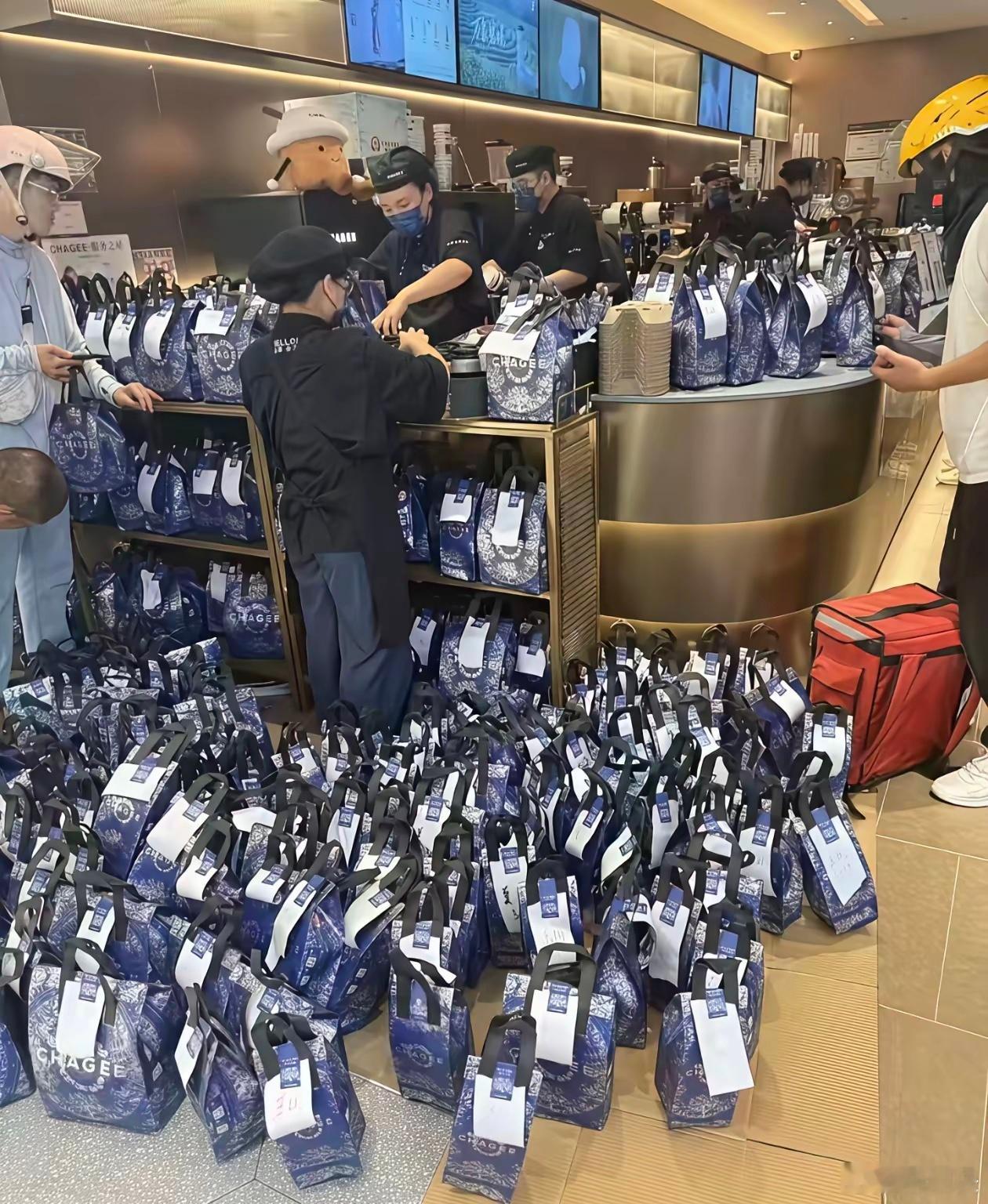 霸王茶姬店员劝退消费者 买一送一这么吸引人吗？打单机都要冒烟了 ​​​