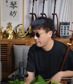 有网友喊话二饼：没有力哥，你啥也不是。
二饼回应：你说得对，关键是我有，你没有。