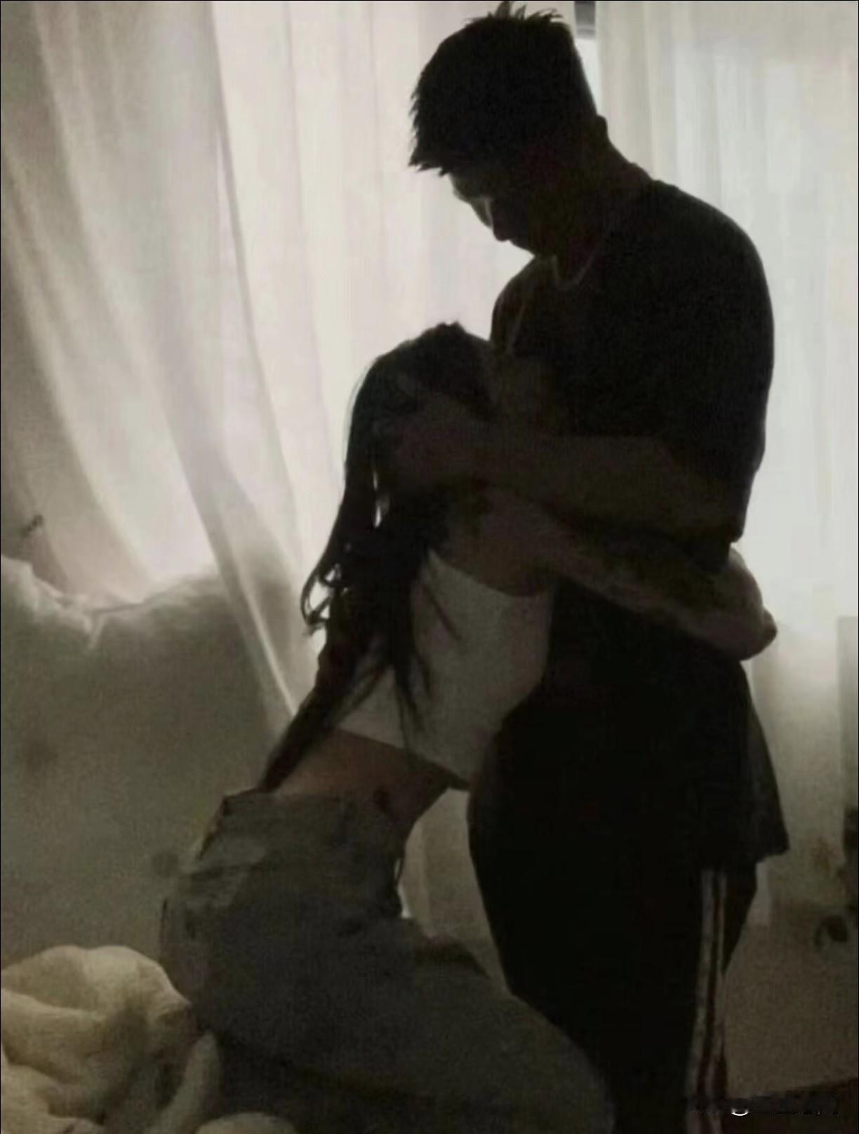 周国平在《婚姻与爱情》中写道：性是肉体生活，遵循快乐原则；爱情是精神生活，遵循理