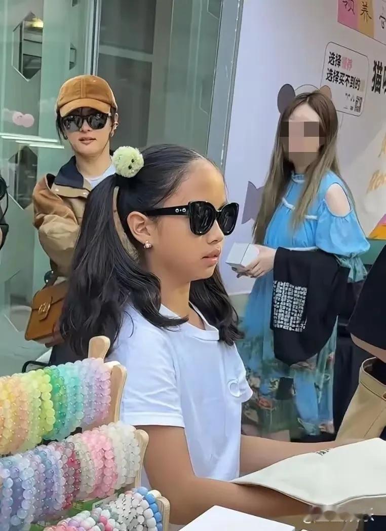 42岁的孙俪现身上海街头，岁月在她身上沉淀出别样韵味。那颗嘴下肉痣愈发明显，却成