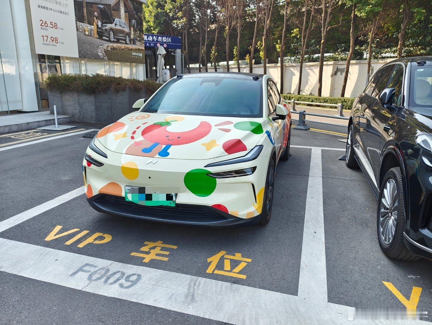 在成都遇到这么q的乐道l60，涂装实在是太亮眼了。车主还在车上印上了：“换电怎么