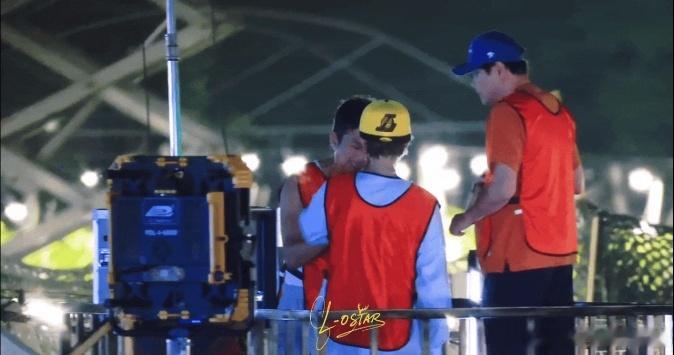 鹿晗邓超被吓到的动作都一样哈哈哈哈哈 谁能想到邓超和鹿晗能这么有默契，一个被喇叭