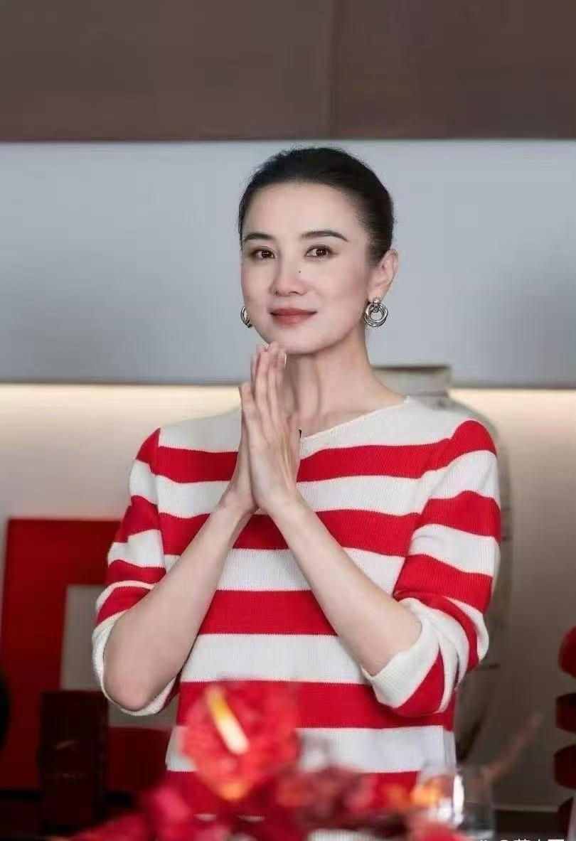 宋佳的气质也太牛啦！红色条纹毛衣配牛仔裤，这么普普通通的穿搭，到她身上直接高级感