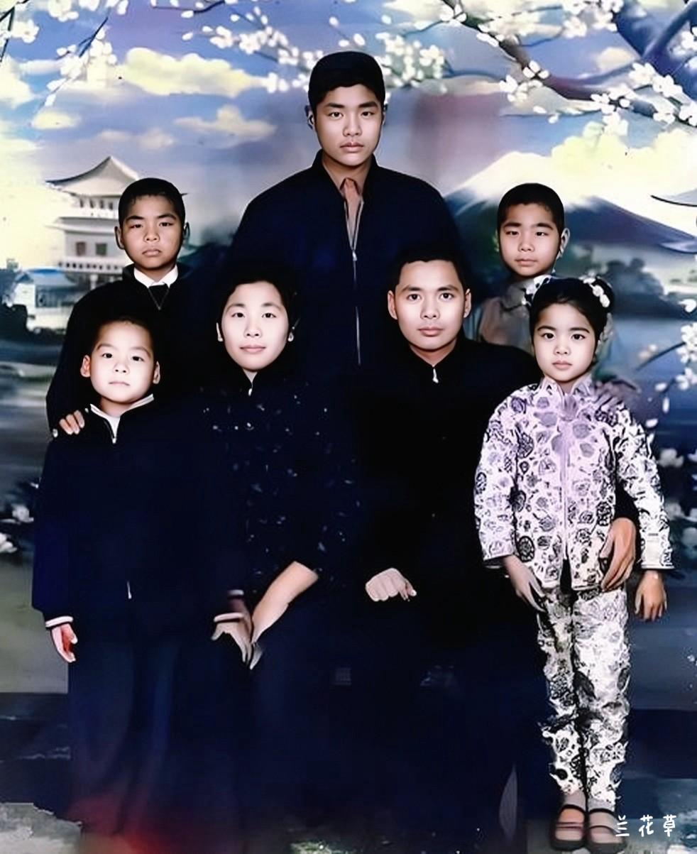 1961年，八岁的邓丽君和家人一起拍的全家福。  
仔细看，邓丽君还挺像他爹的，