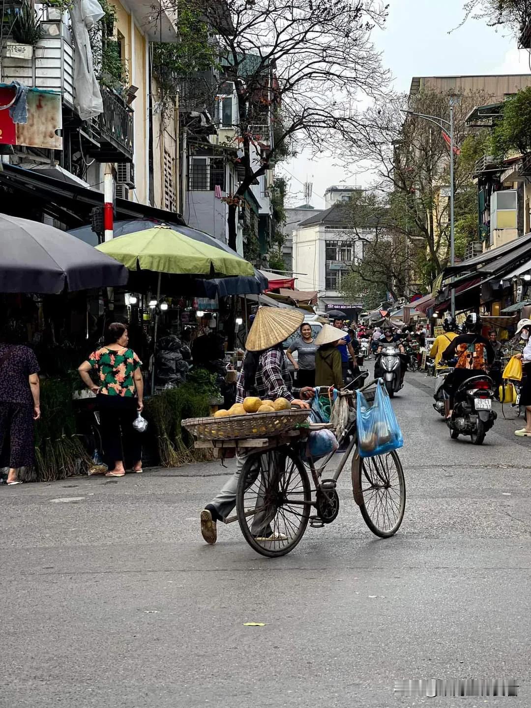 《越南河内东宣市场介绍》
 
越南河内的东宣市场是该市最大且最热闹的传统市场之一