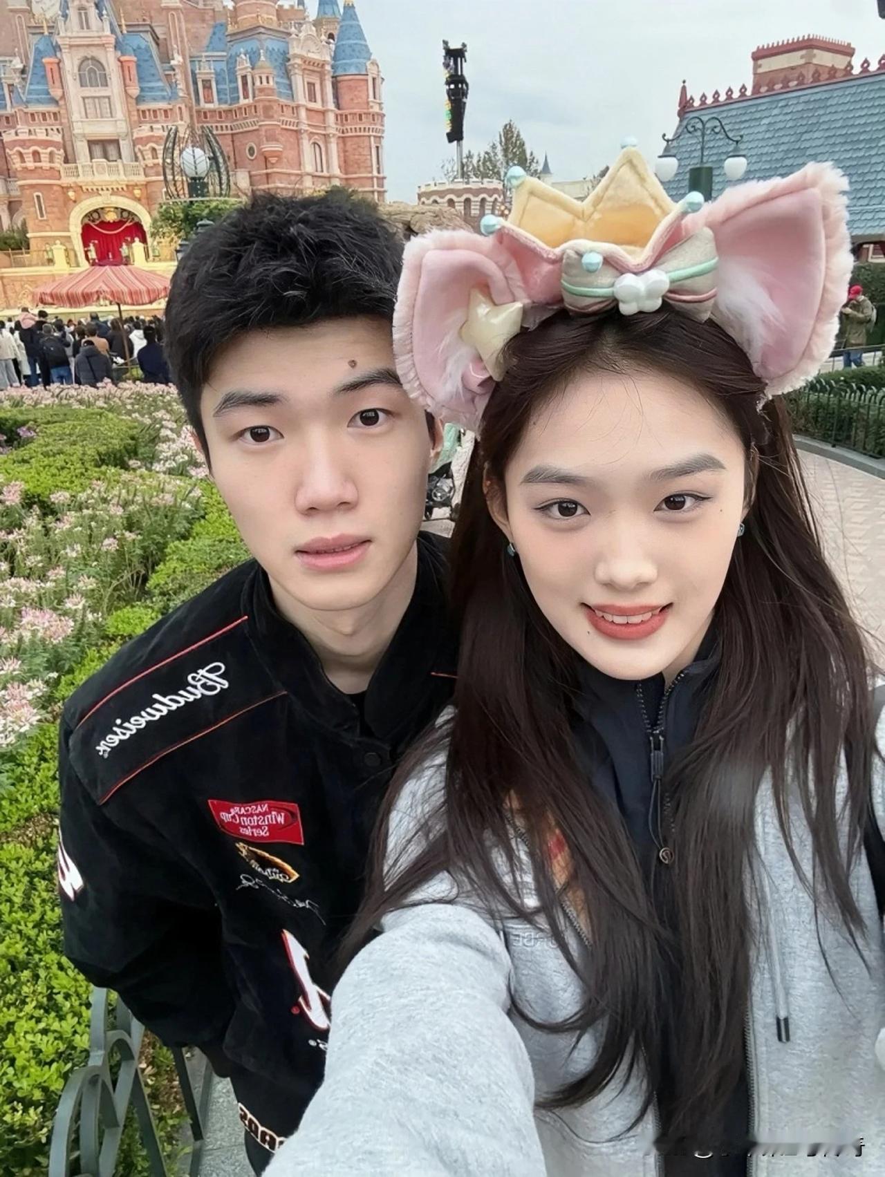 上海男篮球员偰李永炜晒出了和女友游玩迪士尼的照片
偰李永炜这女朋友颜值比李添荣强