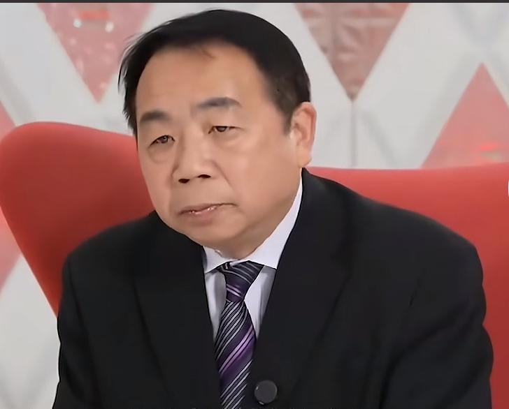 这人一看就像个汉奸，虽然说人不可貌相，海水不可斗量
可是大家看看他，中分头高额头