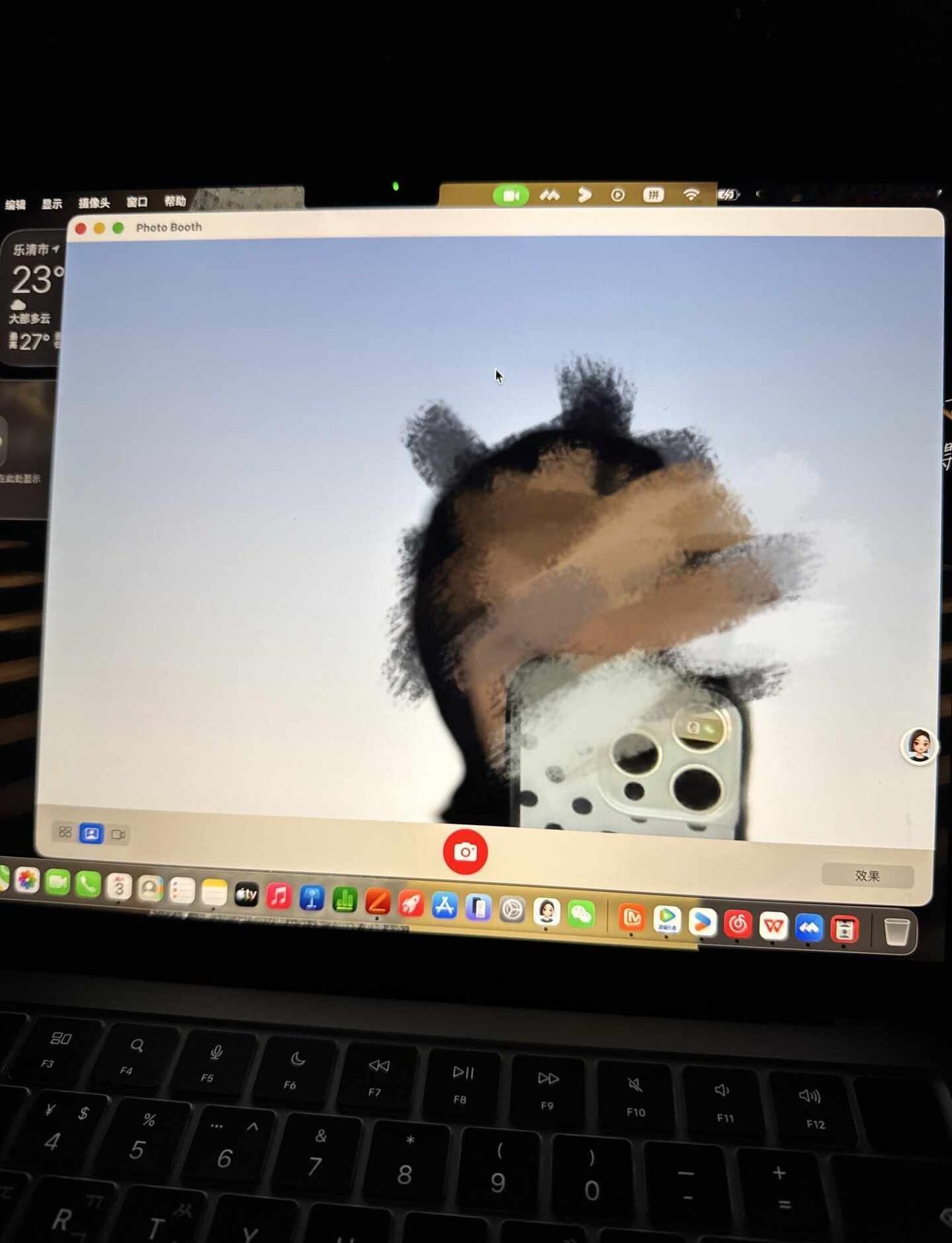 有没有人可以帮帮忙？
不知道为什么苹果电脑的Photo booth的背景变成蓝色