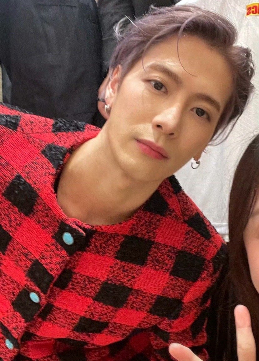 王嘉尔今日活动现场，身穿红色格子衫，活力四溢，风度翩翩 ​​​