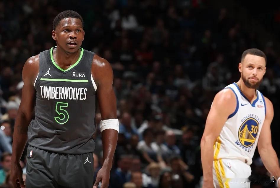 爱德华兹和斯蒂芬curry谁更应该成为西部全明星首发呢？？
华子：场均30分5篮