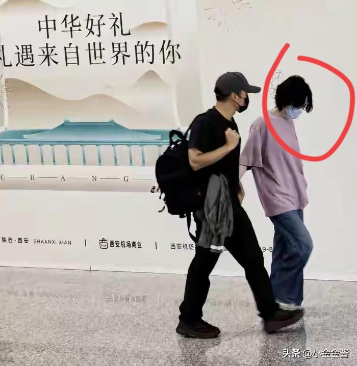 57岁的王菲
给所有女生提了个醒
找对象，千万不能找矮的，不然两人手拉手，真的很