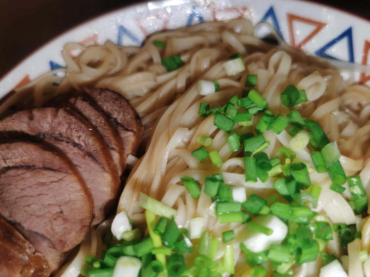 早餐：牛肉、面条，香气扑鼻。#早点面条美# #羊肉面[话题]# #招牌牛肉汤面#