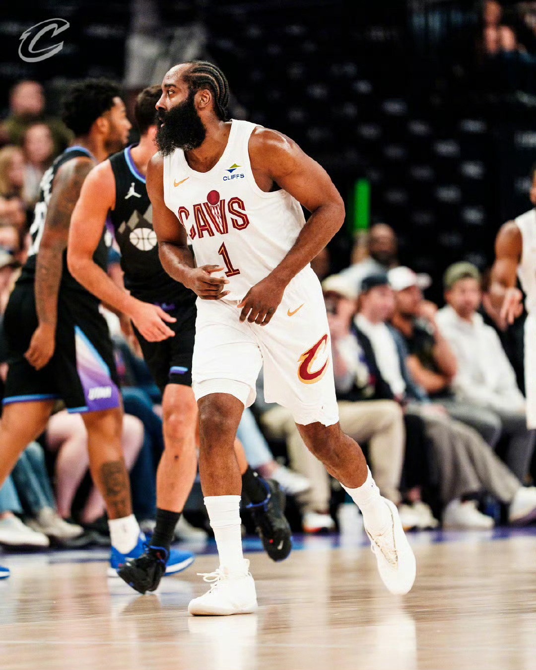 📊哈登至加盟骑士后，已经有5场比赛助攻数达到10次及以上。 