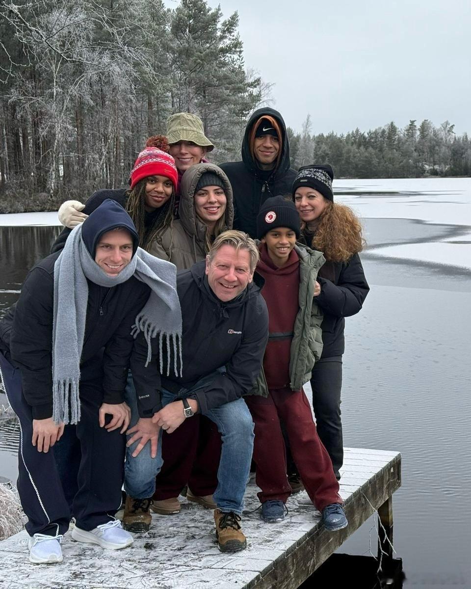 與家人在瑞典度過聖誕節的穆西亞拉🎄🇸🇪 