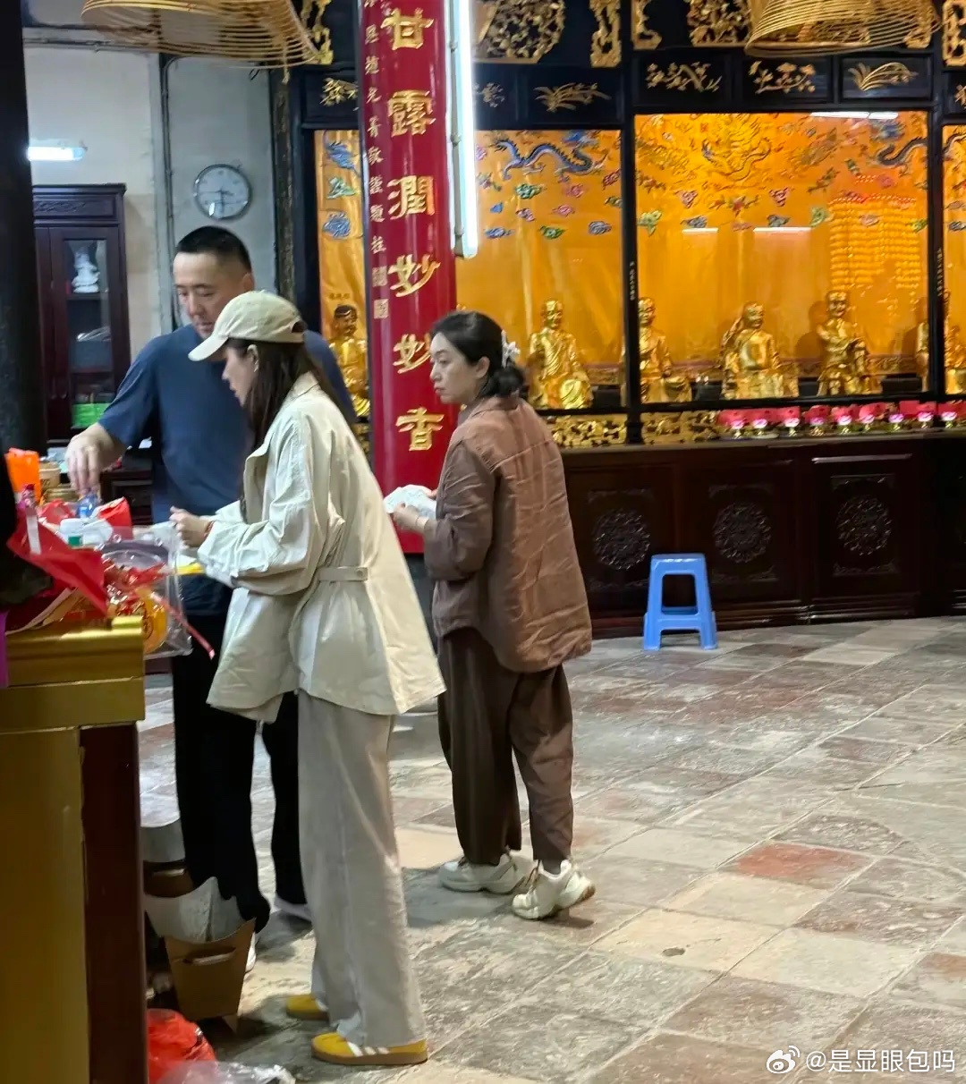曾黎与男友王子鸣澳门祈福，50岁状态惊艳，相处模式甜成老夫老妻！ 