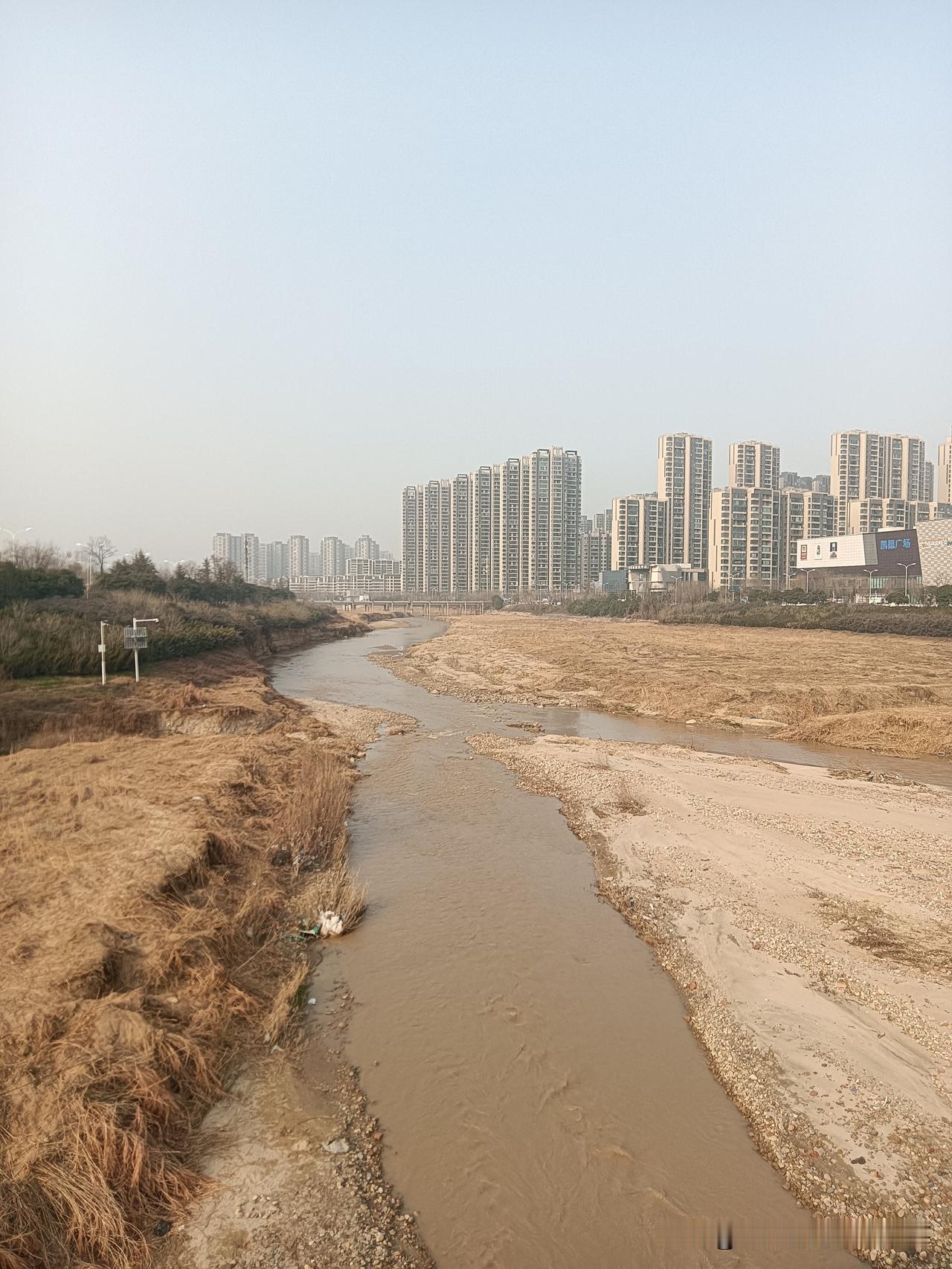 下午我从纺织城坐地铁1号线回家途中过浐河，想着到地面上河堤边转转，于是就在浐河这