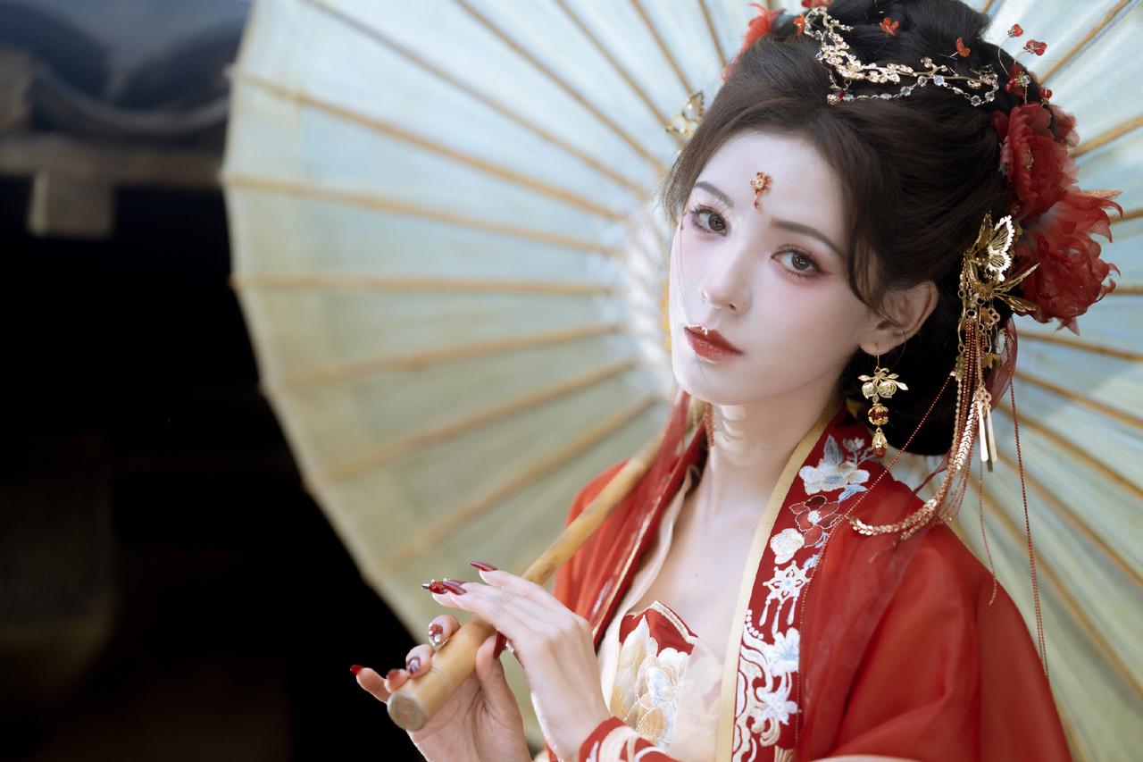 张予曦国风大典唯美造型：一袭红衣，一眸、一笑、是心动。一回、一转、入心田。#秋日