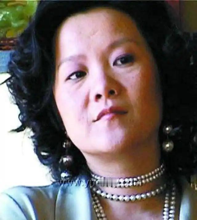 洪晃在圈里是出了名的嘴毒，最近她直接把一个叫张景儿的漂亮姑娘的老底给掀了。这姑娘