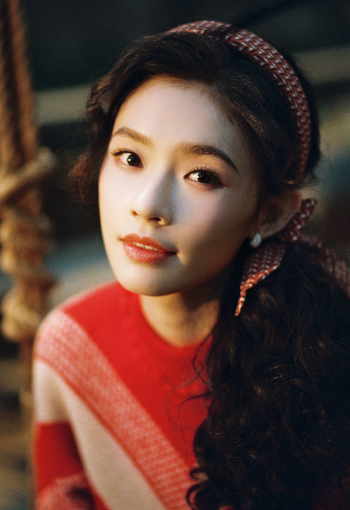 林允好复古的质感好高清的美貌 内娱女星里，的造型多变和演技实力有目共睹。看到她《