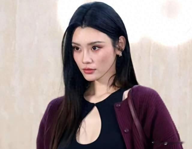 奚梦瑶现身香港品牌活动！瑜伽裤搭高跟鞋，一出场气质直接拉满