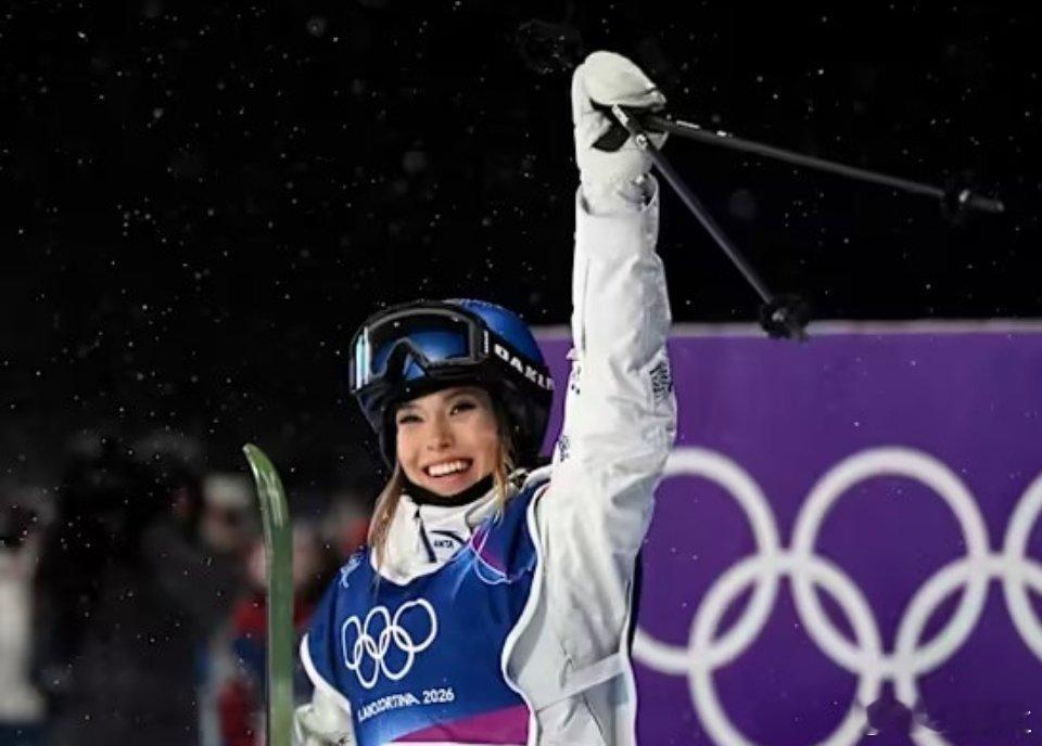 冬奥会第10个金牌日，谷爱凌在自由式滑雪女子大跳台决赛斩获个人本届第2枚银牌，也