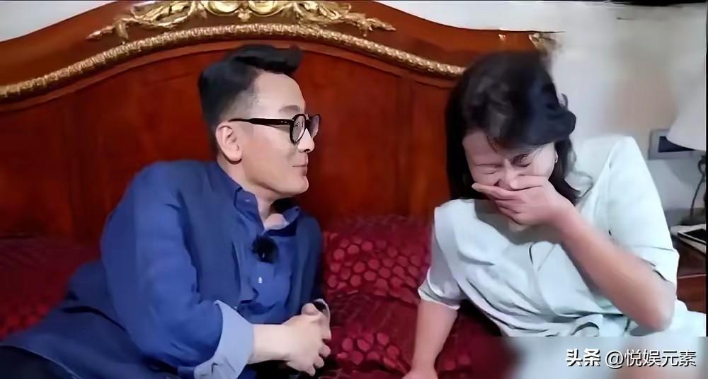 俞飞鸿55岁，
窦文涛58岁，
这样相识20多年没有谈婚论嫁，
一直保持纯友谊—