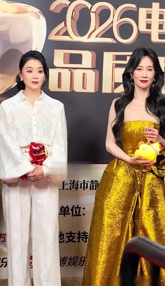 52岁的王艳和温峥嵘站在一起，我突然发现一个扎心的真相，女人真的不能太瘦。 