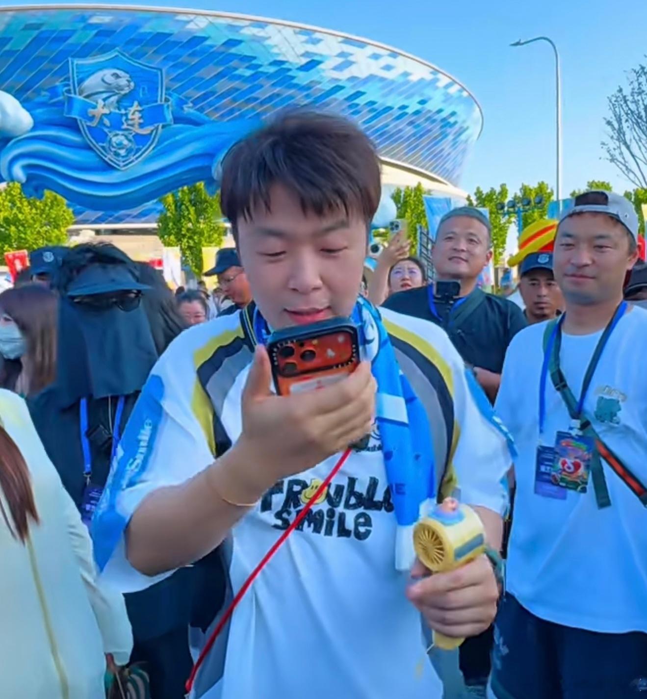 为什么明星都喜欢用 iPhone？ 大连·大连梭鱼湾专业足球场