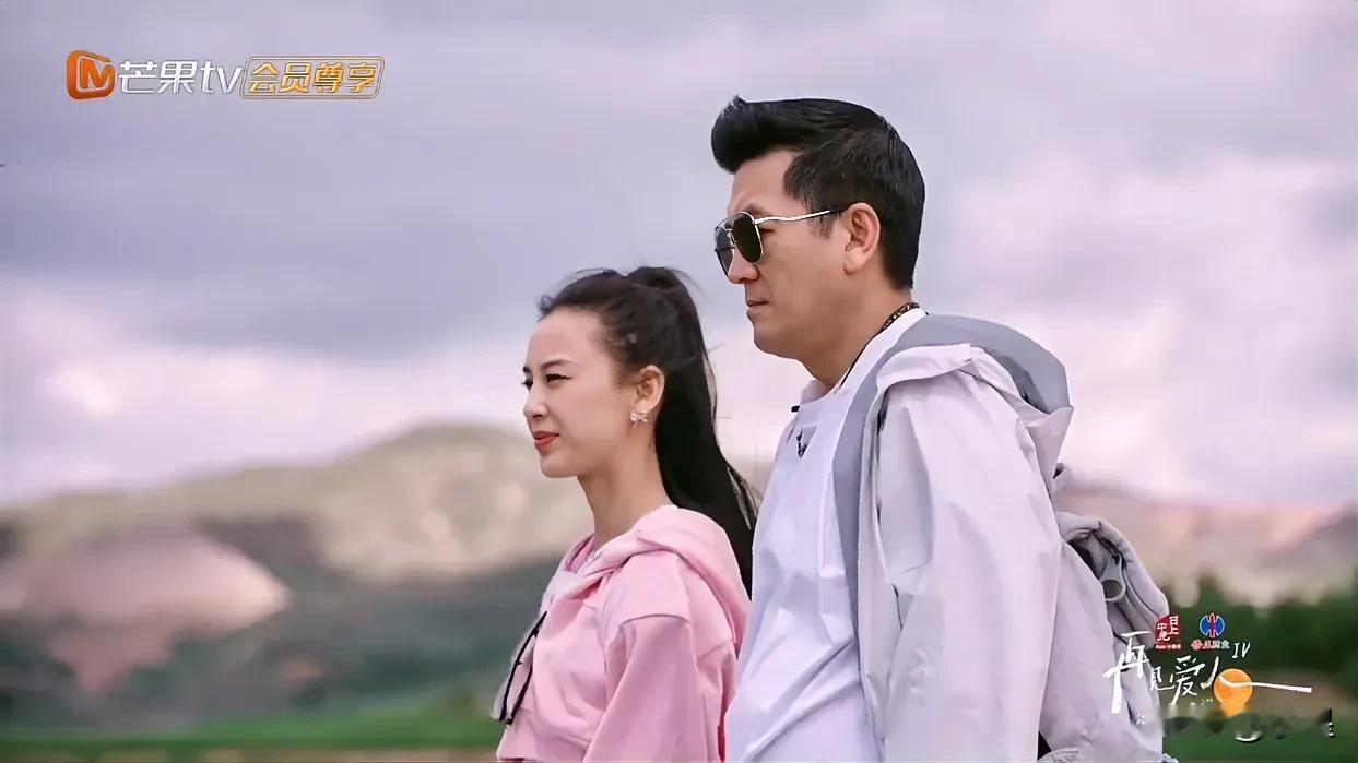 黄圣依杨子参加的是《妻子浪漫旅行》吧
哪是离婚综艺啊，他俩都快如胶似漆了[笑哭]