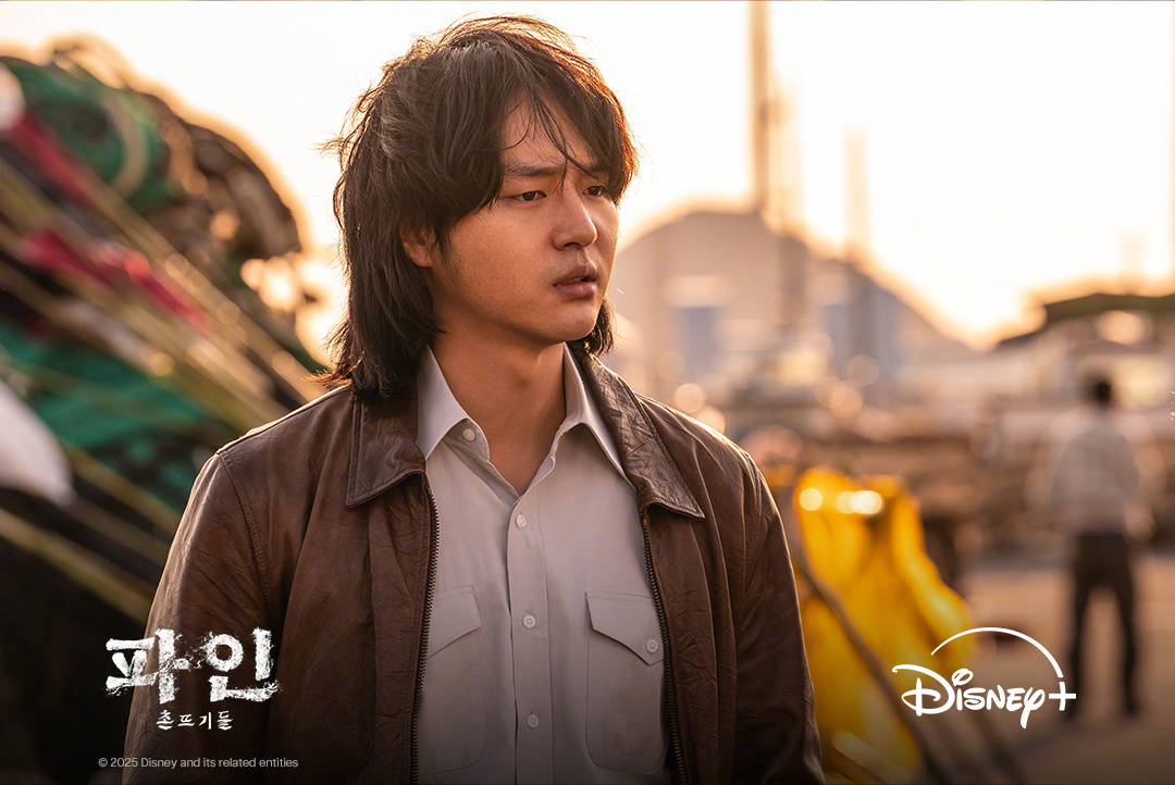 Disney+新剧下流大盗 公开梁世宗[超话] 剧照。 该剧改编自尹泰浩作家的同