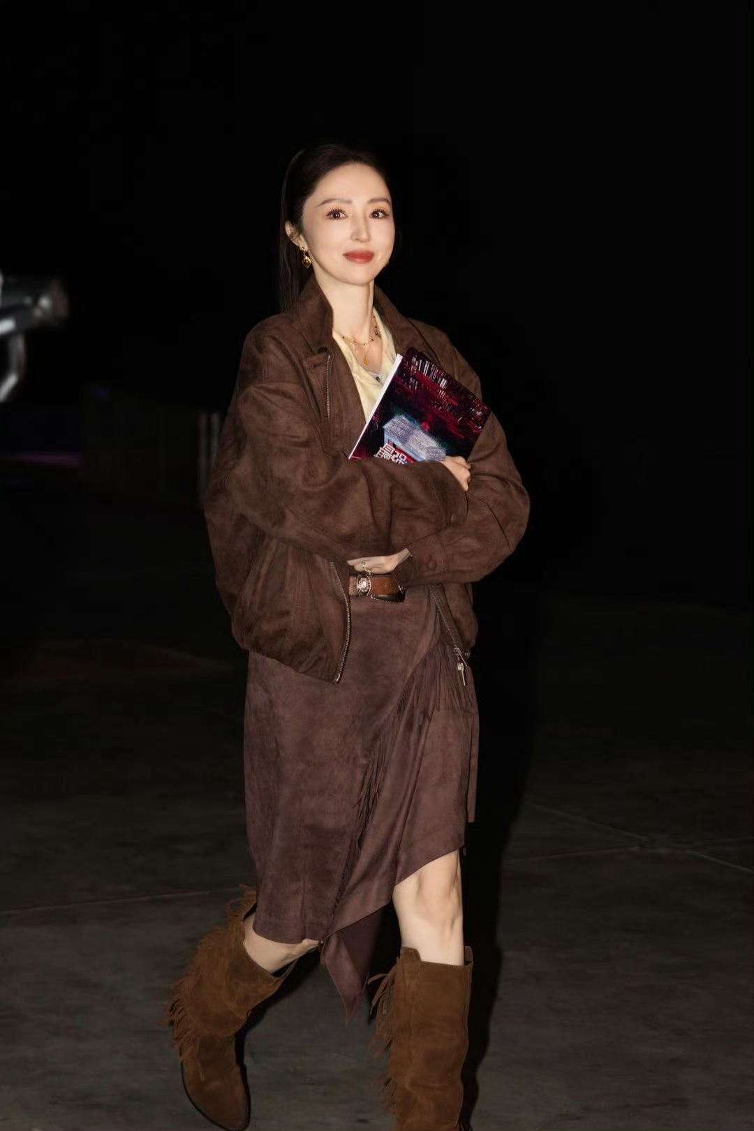 董璇闯进高智脑赛道董璇录制《最强大脑13》路透超吸睛，高马尾元气，棕色穿搭显成熟