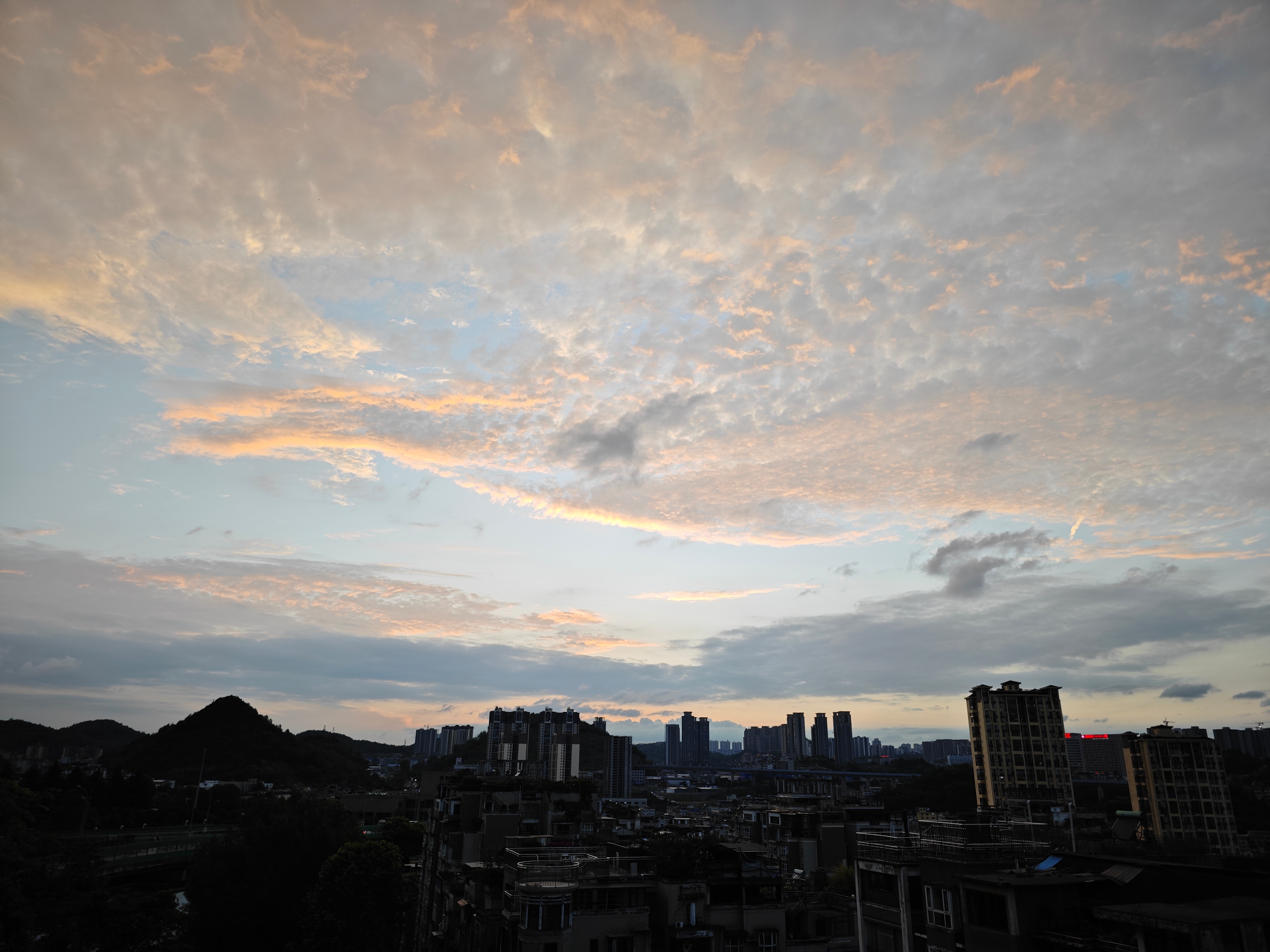 鲁迅先生一定想不到，一百多年后，依然在“吃人”。吃掉幸福、快乐、安稳、善良、仁慈