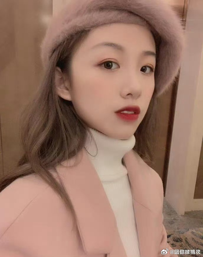 阿沁官宣恋情不太认识啊，感觉还挺好看的，那就祝福吧，要幸福 网友现在都在评论区祝