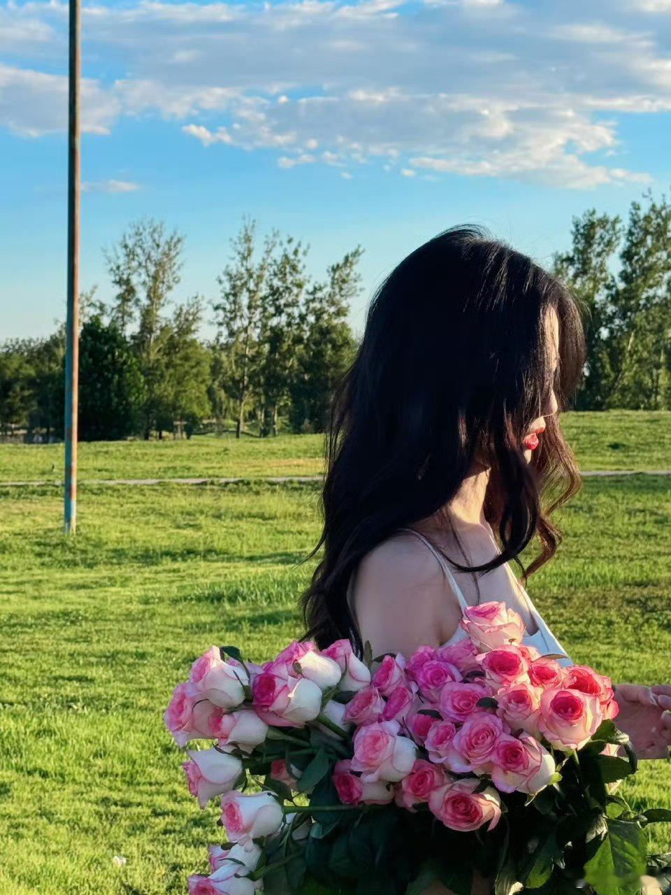 #徐艺洋亲黄子韬脸#  近日，黄子韬晒出他与女友同游环球影城的视频，视频中的电梯