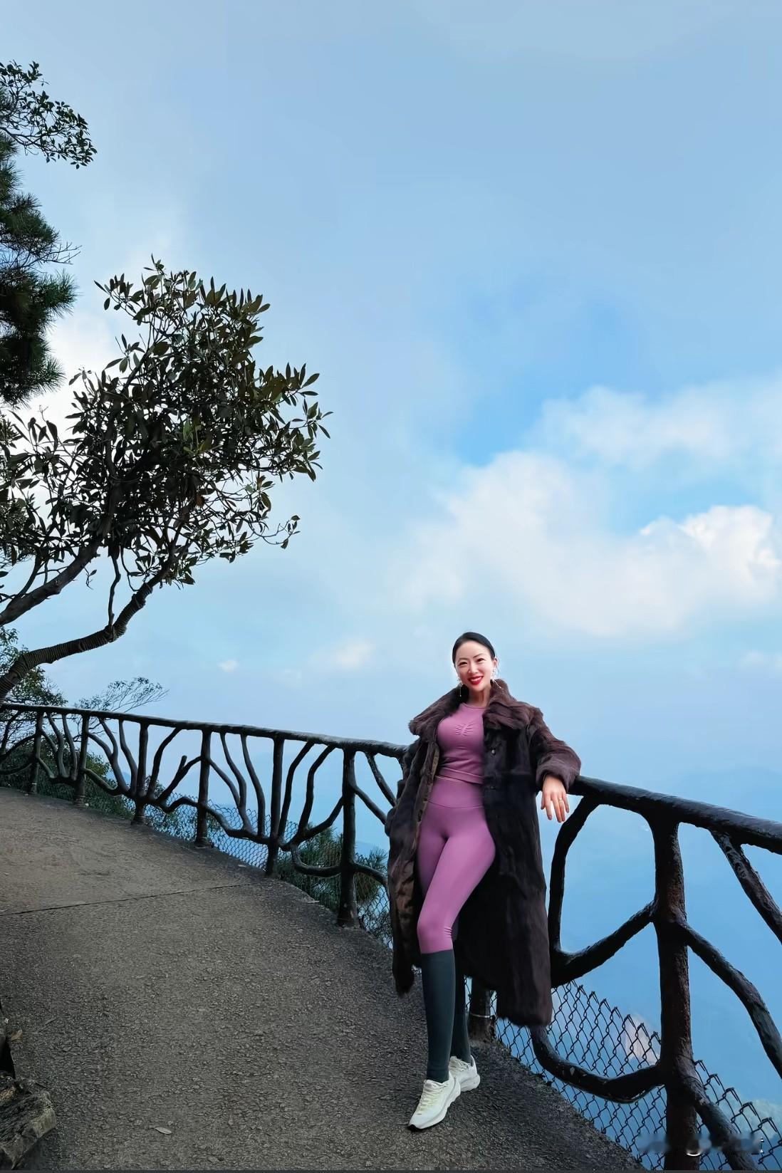 在山顶俯瞰云海，享受自由与宁静。