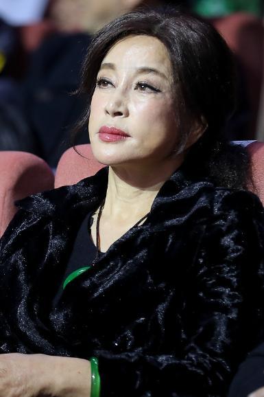 真是不查不知道，一查吓一跳！

原以为刘晓庆身家过亿，在北京住着4000平豪宅，