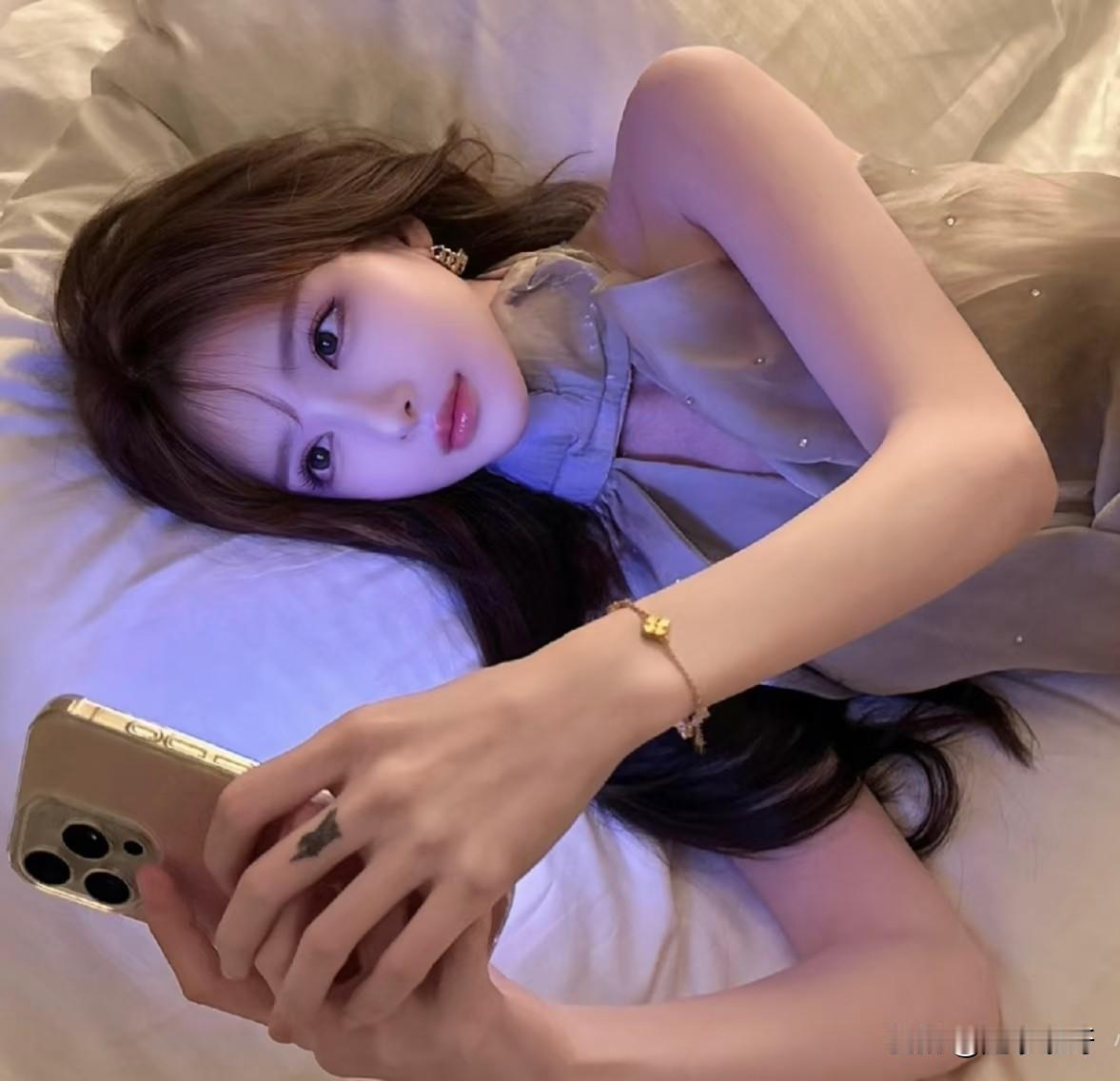 你喜欢躺着玩手机？