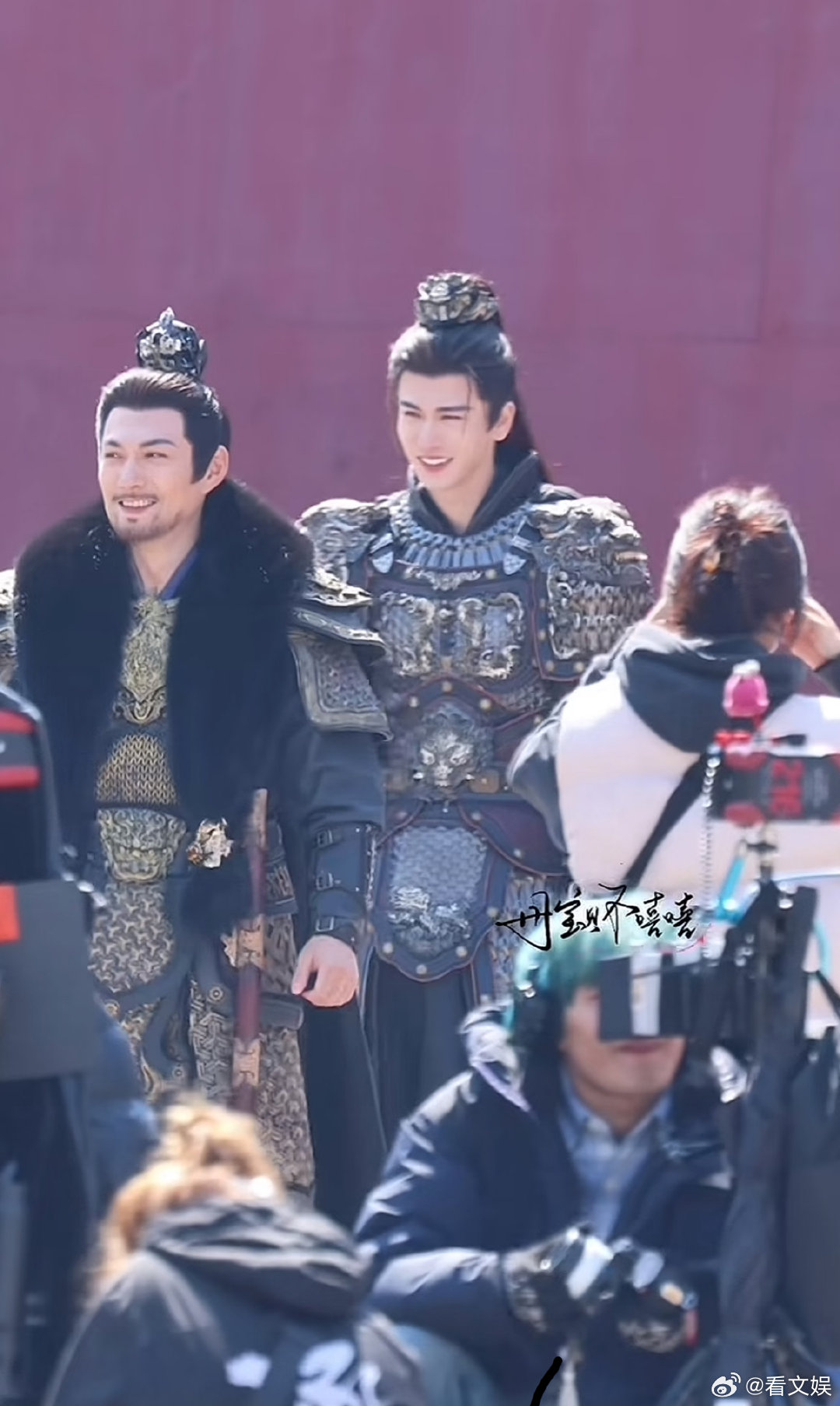 张凌赫严屹宽两代顶级神颜逐玉的粉丝吃得也太好了  你懂什么是权威？两代顶级神颜，