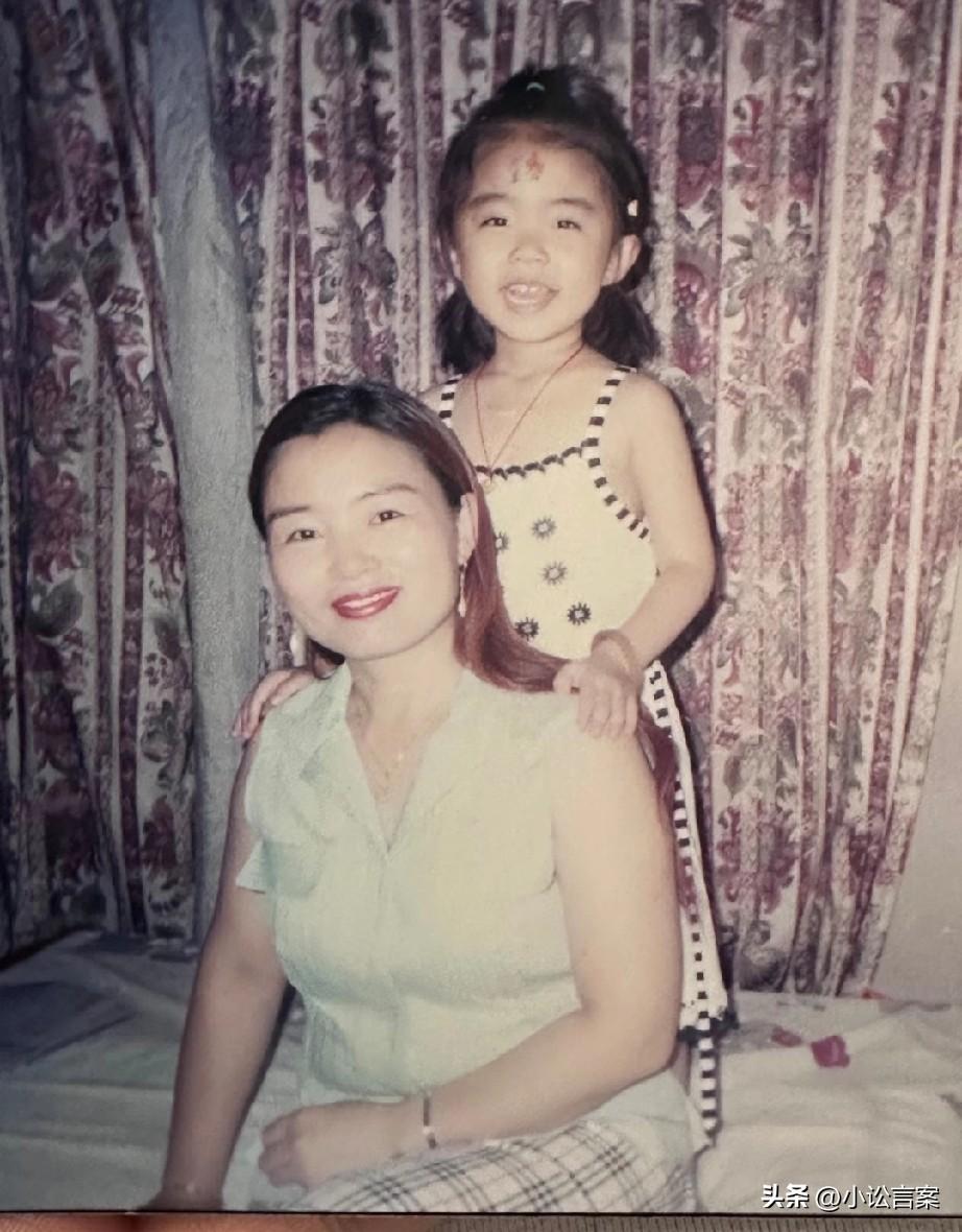 这是孙艺菲童年时与母亲的合影，那时候赵芳刚离婚不久，手中有大量财富，母女俩容光焕